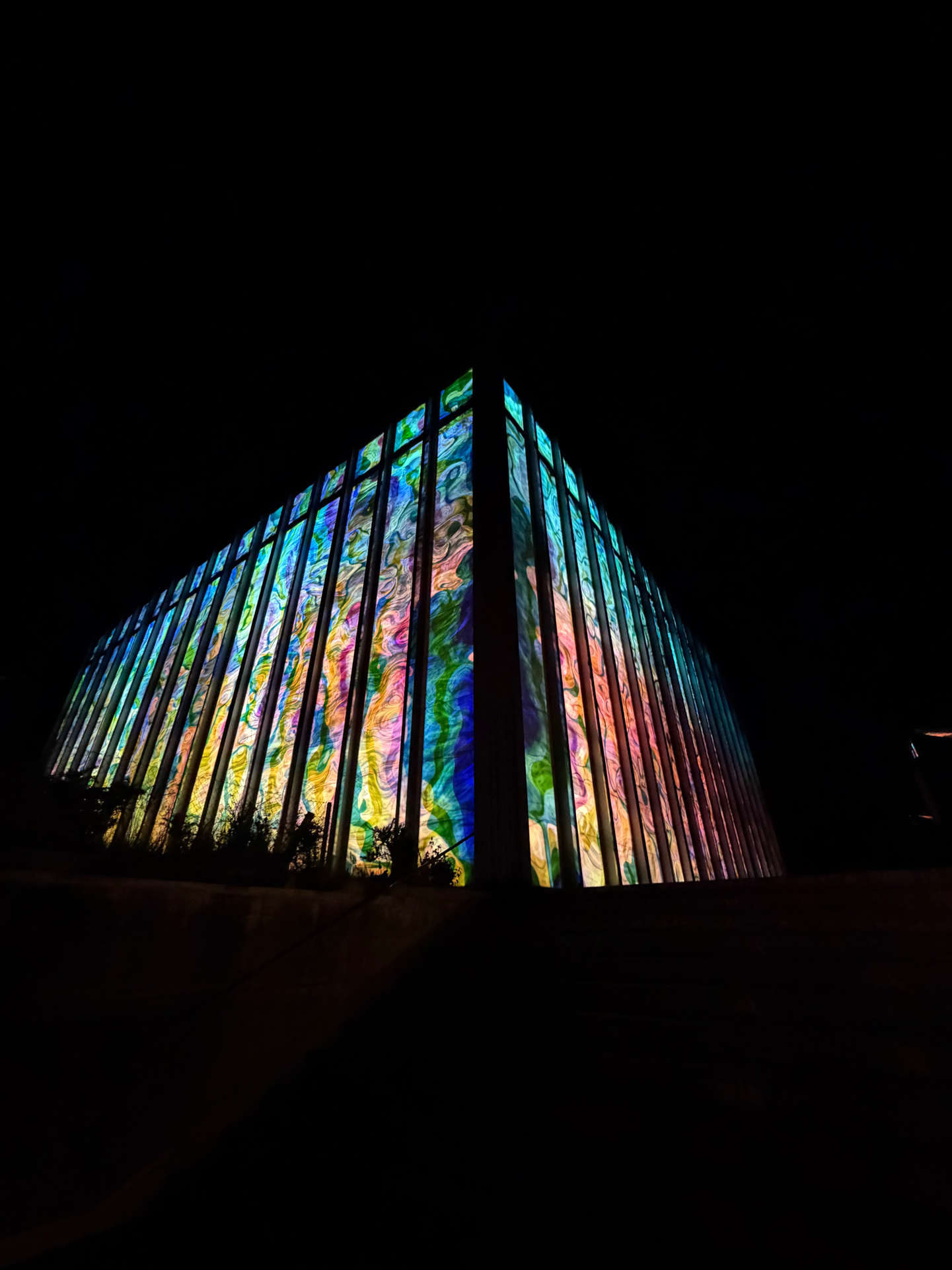 Piuskirche Meggen Nachtansicht während Konzertinstallation