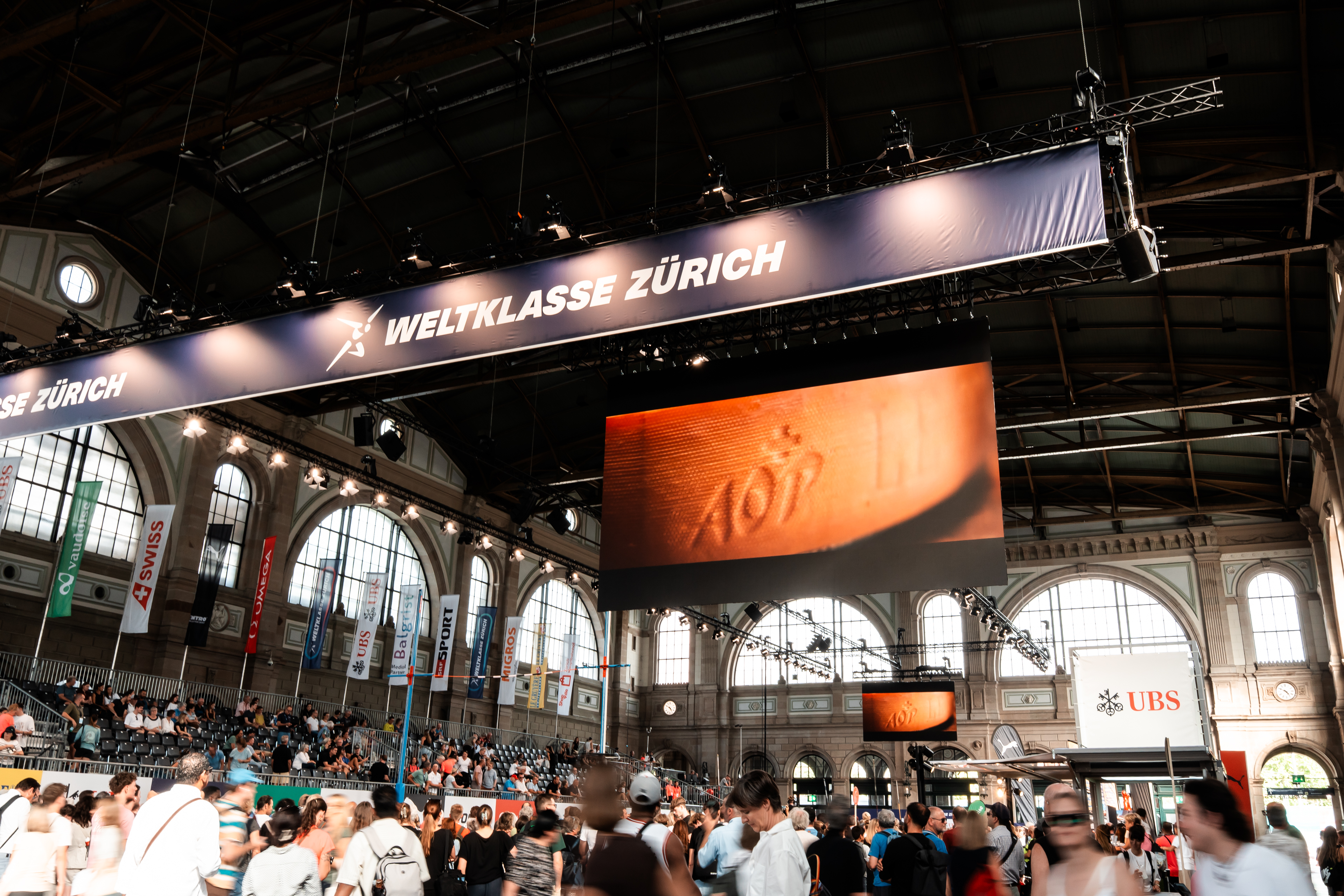 Auf dem Bild ist ein LED Screen von auviso am Weltklasse Zürich zu sehen.