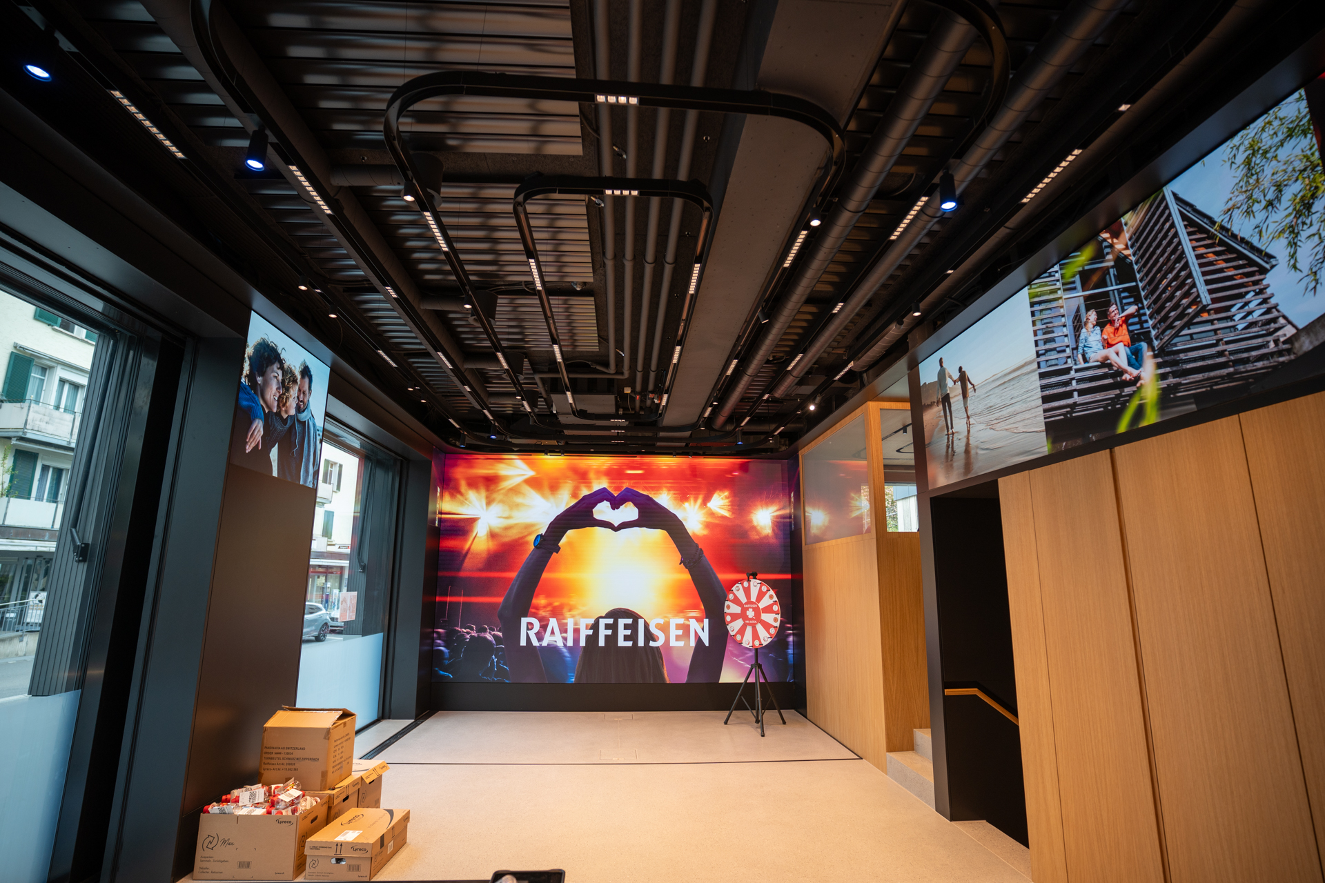 Medientechnik Planung und Installation für die Raiffeisenbank Goldau: zonierte Beschallung, LED Wände und flexible Eventtechnik von auviso