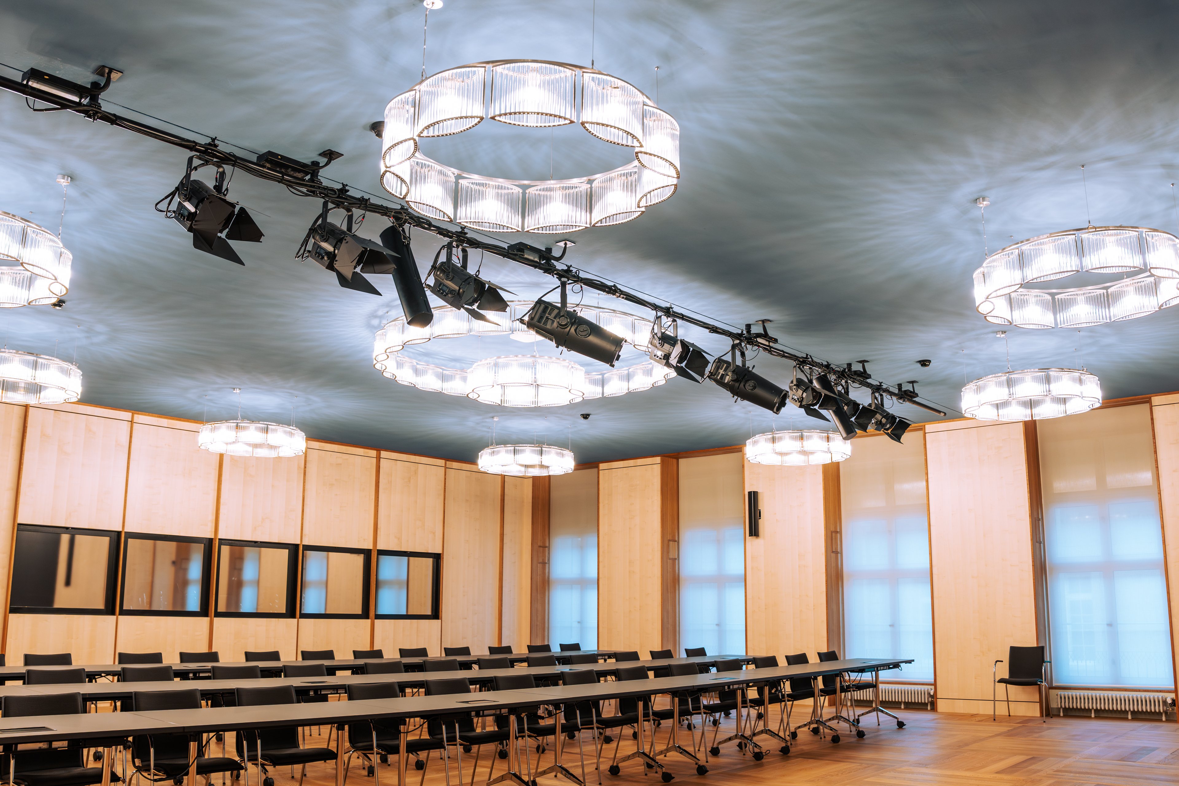 Konferenzraum mit LED Screen, Rednerpult und Eventanschlüssen
